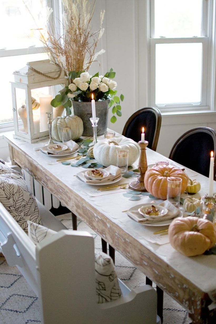 Wooden-table-and-white-pumpkin.-