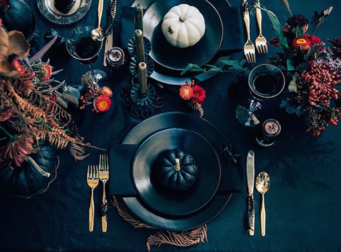 Arrangement centerpiece with black pumpkin