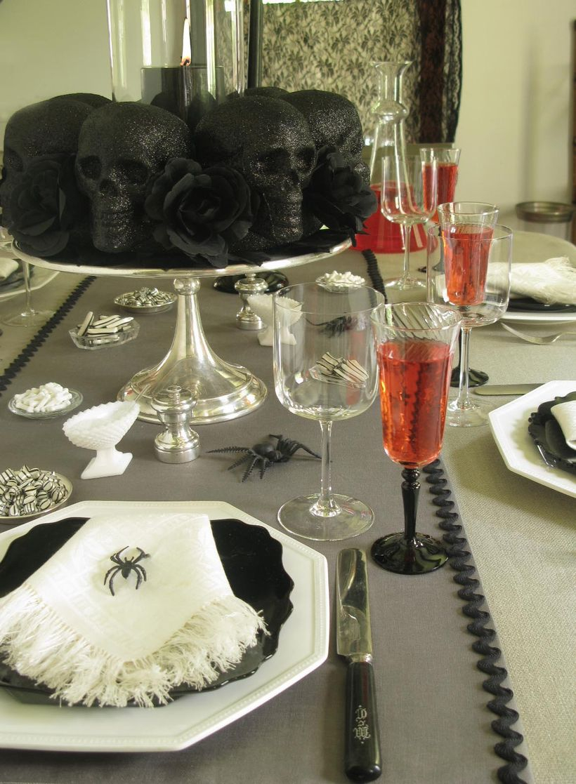 Centerpiece black skull