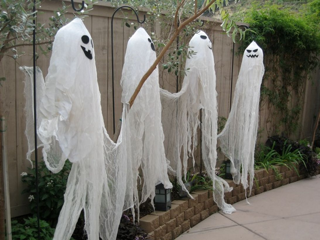Creative outdoor halloween ghosts from cloth