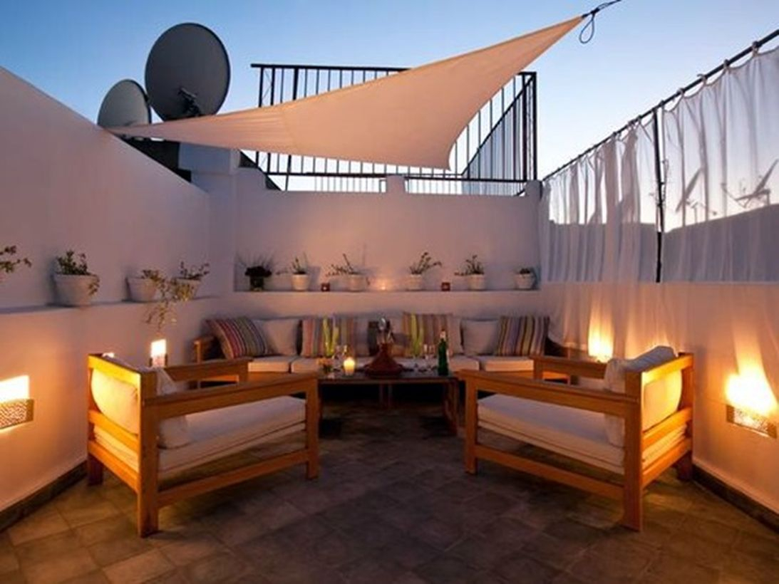 Light ideas on the white wall decoration