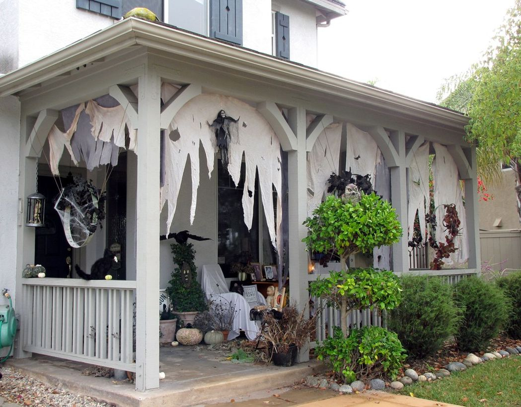 Simple decoration halloween porch creepy