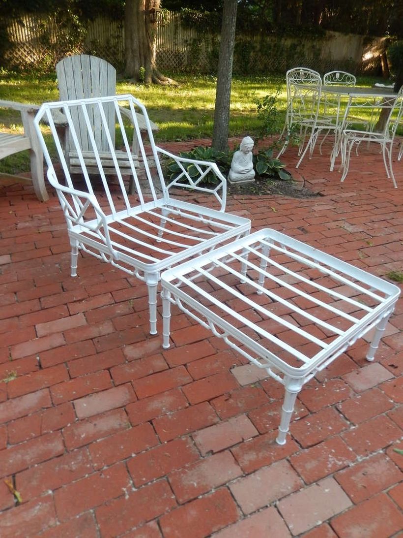 Simple-vintage-outdoor-furniture-with-white-iron-chair-and-table-that-are-a-must-have-for-your-backyard