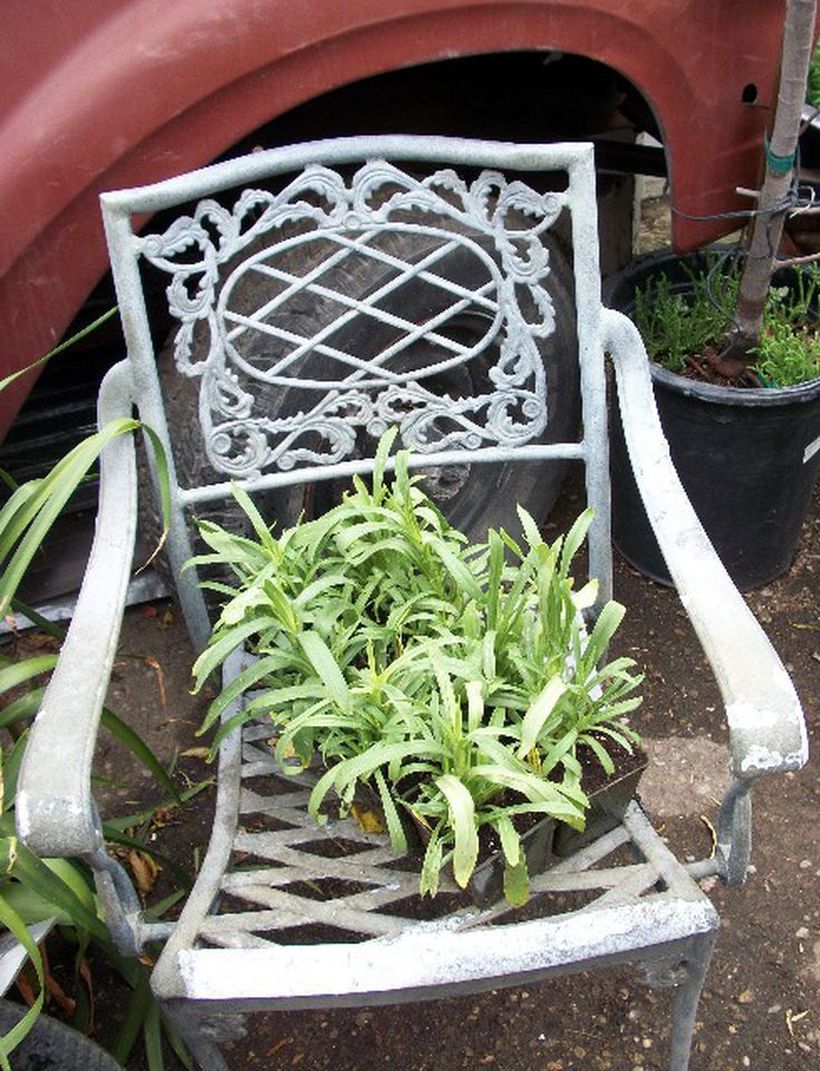 Vintage-outdoor-furniture-with-white-iron-chair-can-also-put-plants-for-decoration