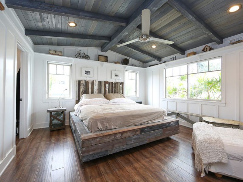 A-weathered-wood-ceiling-a-weathered-wood-platform-bed.-1