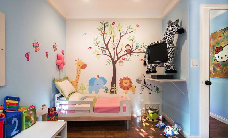 Blue-wall-mural-and-cartoon-style-for-kids-room.