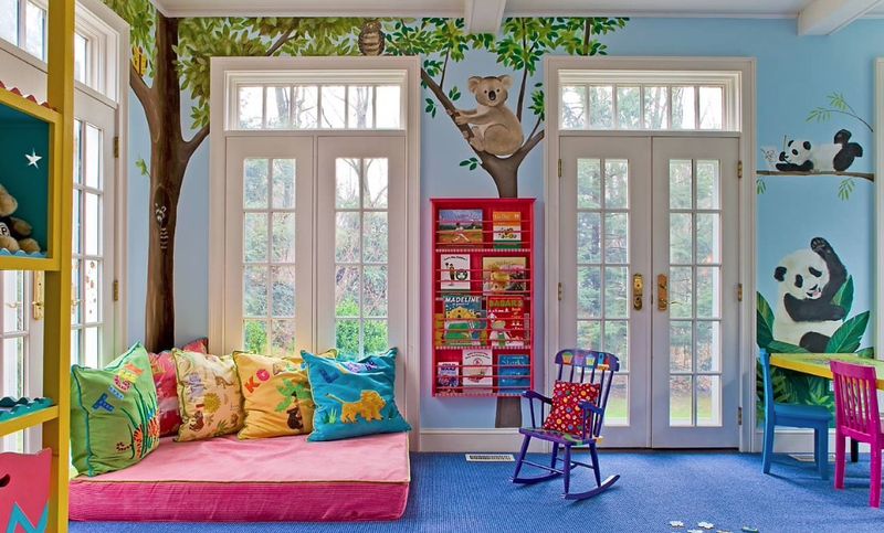 Blue-wall-mural-and-panda-for-kids-room.