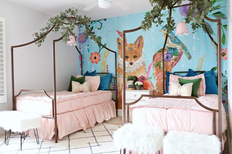 Brown-wolf-mural-and-canopy-bedframes-for-kids-room.