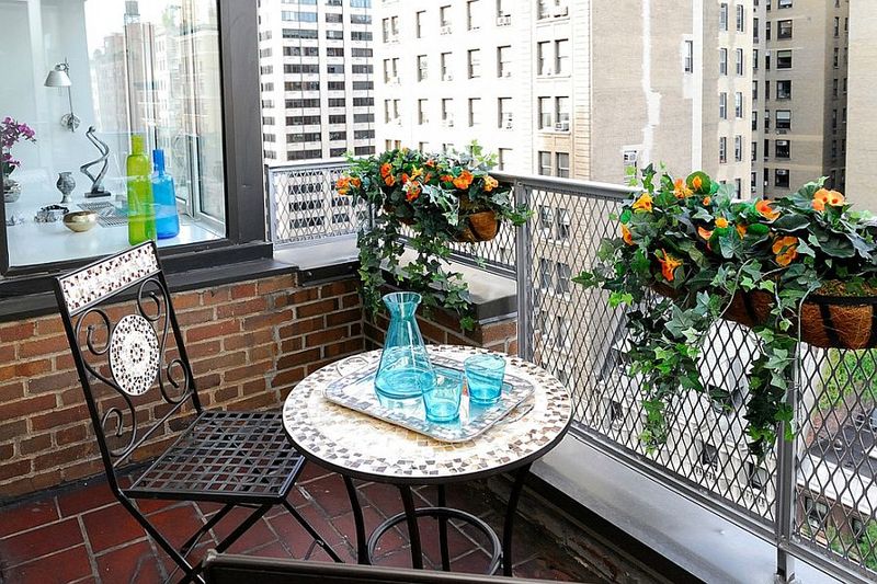 Decorative-plants-with-dash-of-timeless-nyc-charm-for-the-tiny-balcony-next-to-the-bedroom-you.