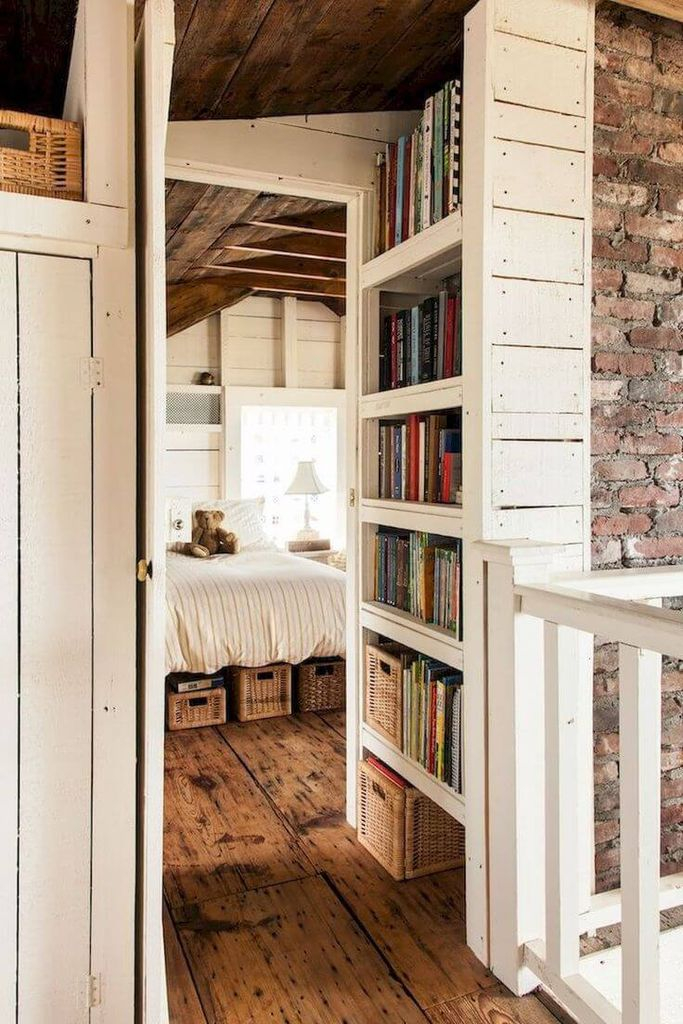 Floor with old wood to perfect your farmhouse bedroom