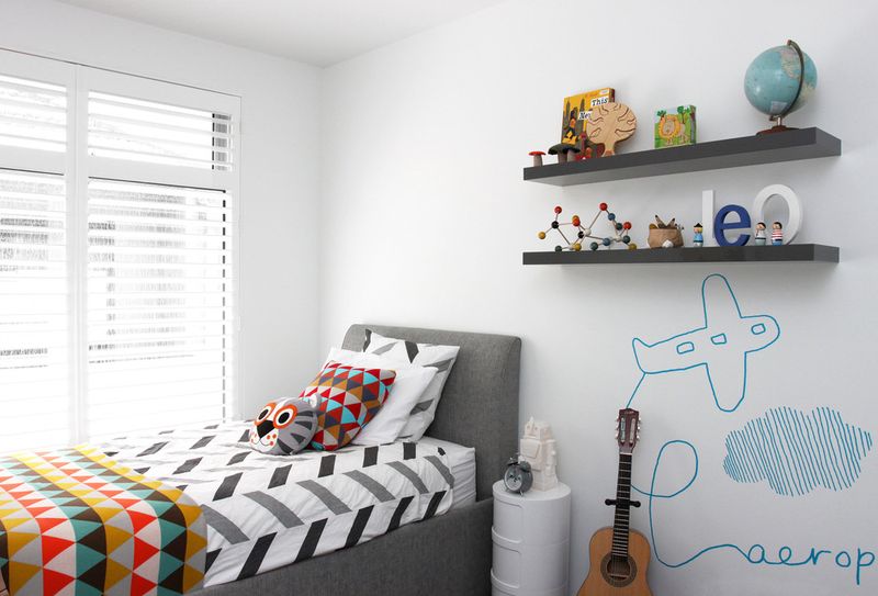Fun-airplane-mural-for-kids-room.