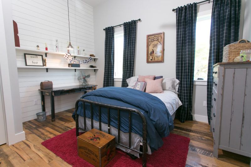 Navy-red-and-white-with-printed-textiles-a-crate-a-sideboard.-1