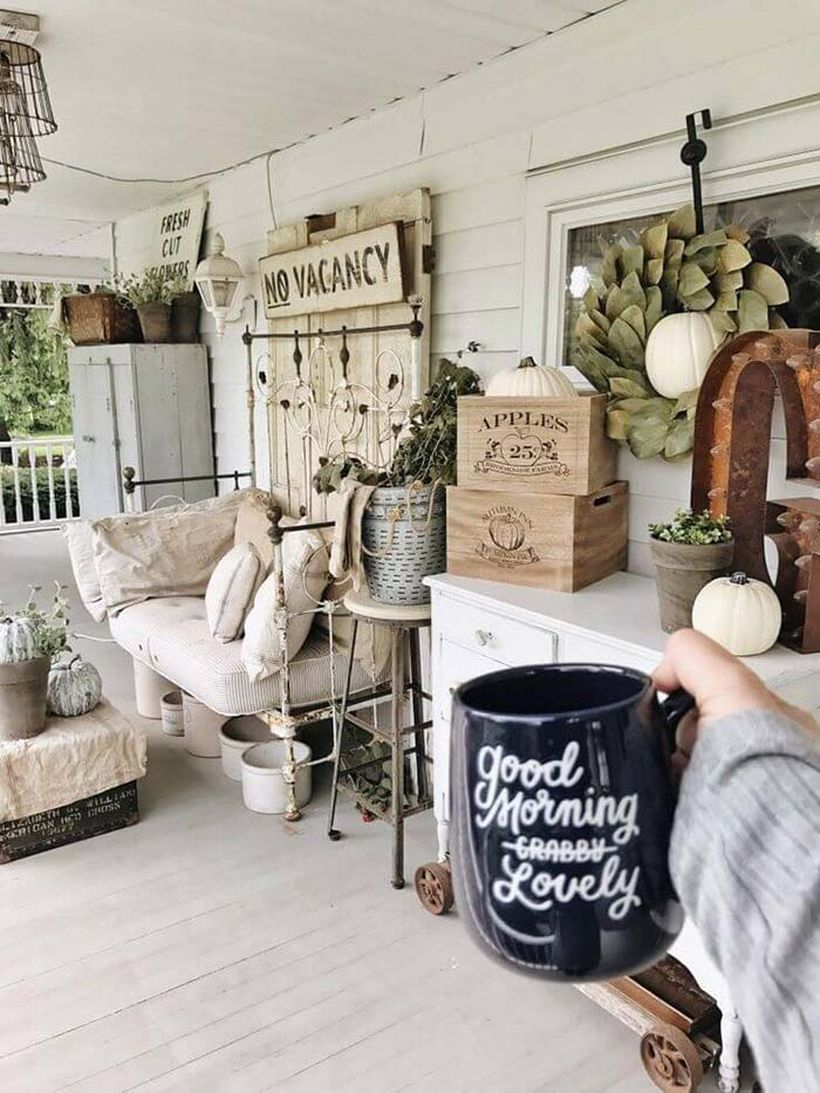 Raunchy chic farmhouse porch decor