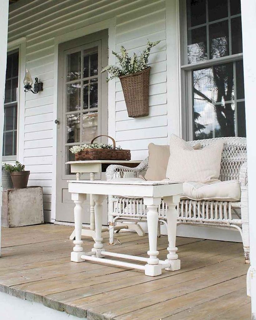 Rustic-coffee-table-porch-decor