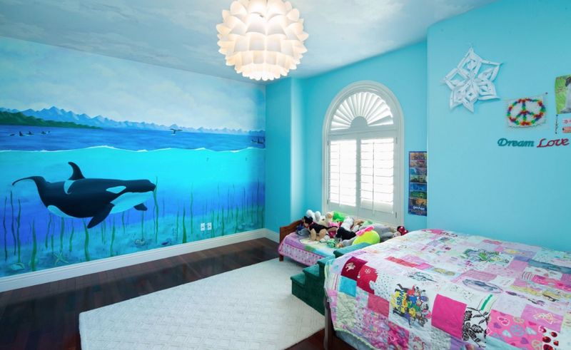 Sea-animal-murals-and-blue-wall-for-kids-room.