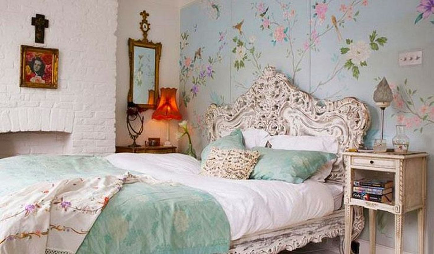 Unique-retro-vintage-bedroom-design-with-white-wooden-frames-with-classicc-and-classic-night-stand-patterns-that-can-be-used-to-store-books-and-table-lamps