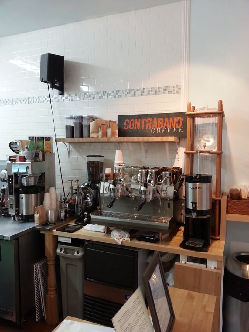 Wooden coffee bars combined with simple storage and good equipment make the decoration look perfect