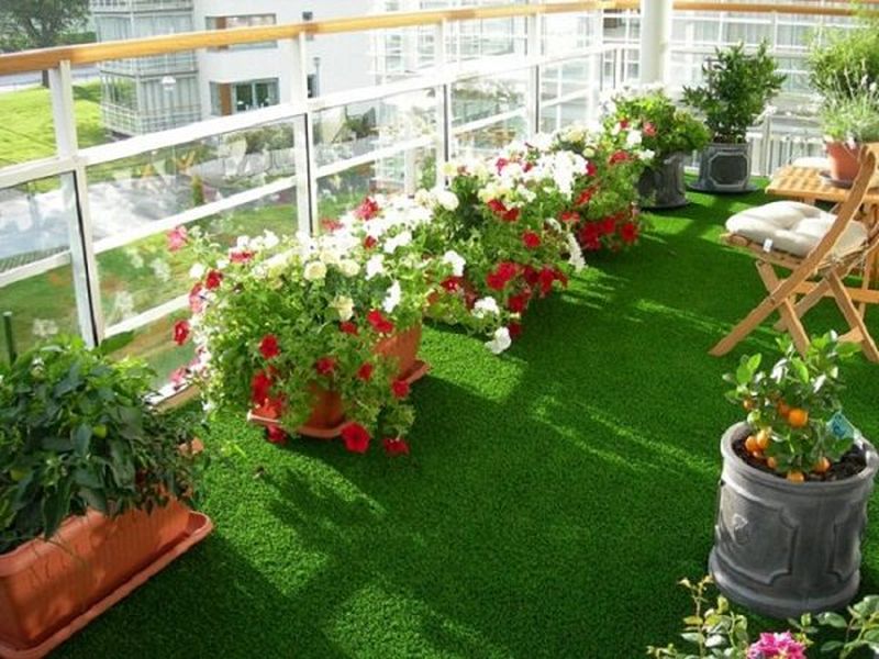 A-simple-floor-and-rug-on-it-use-artificial-green-carpet-or-turf-rug-imitating-the-lawn.-you-can-also-use-wooden-tiles-for-a-better-look-this-will-give-a-beautiful-look-to-your-balcony.