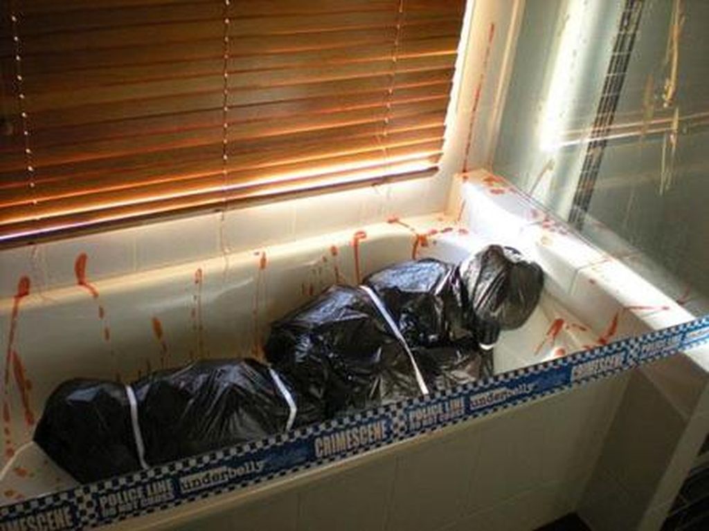 Bathroom-corpse-body-bag-halloween-diy