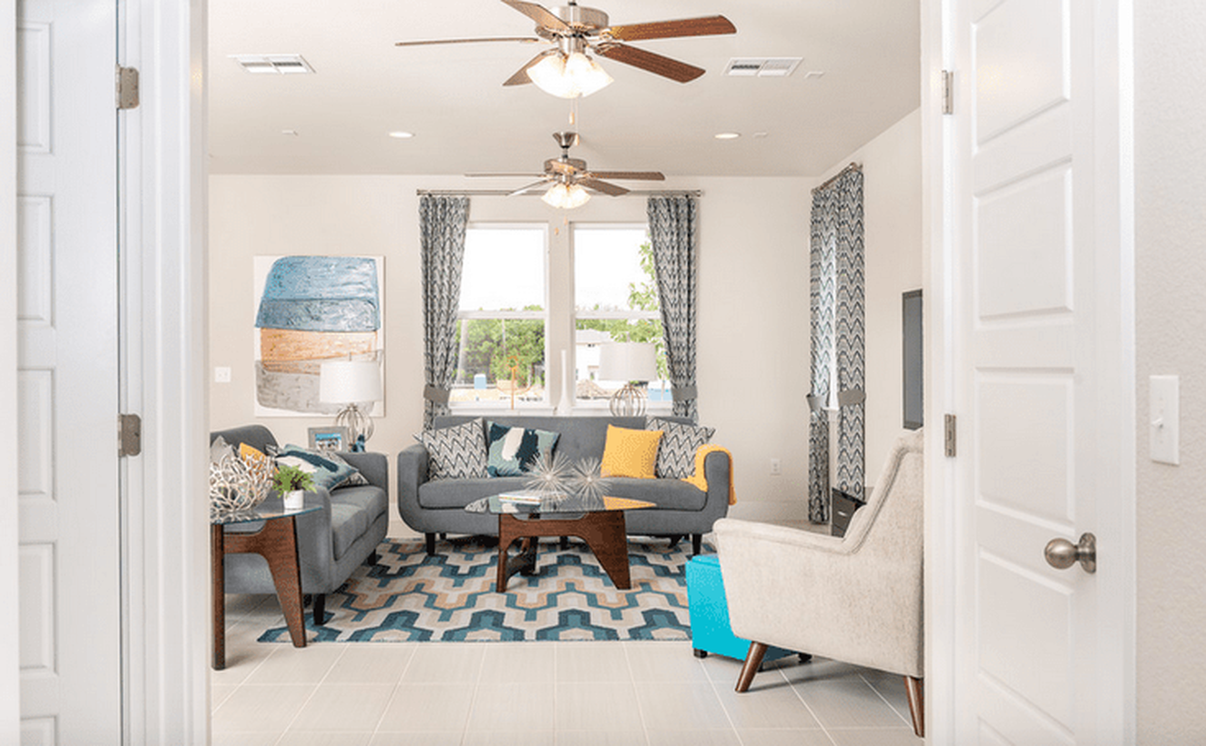 Decorative-lighting-with-fans-combined-with-lights-to-provide-good-lighting-in-the-modern-living-room
