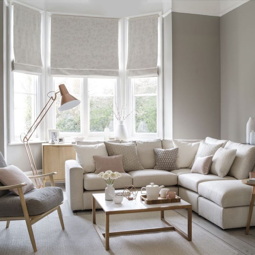 Neutral-living-room-with-pink-accent-color-and-copper-ornaments-to-decorate-your-living-room-which-makes-it-comfortable
