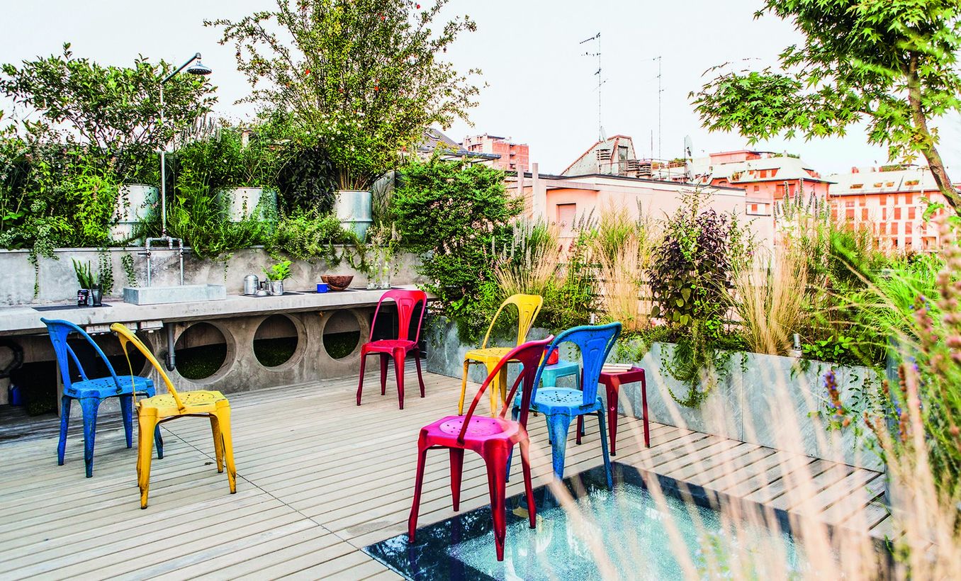 Rooftop-design-that-uses-wood-floors-with-greenery-on-the-bed-garden-to-create-a-cool-atmosphere