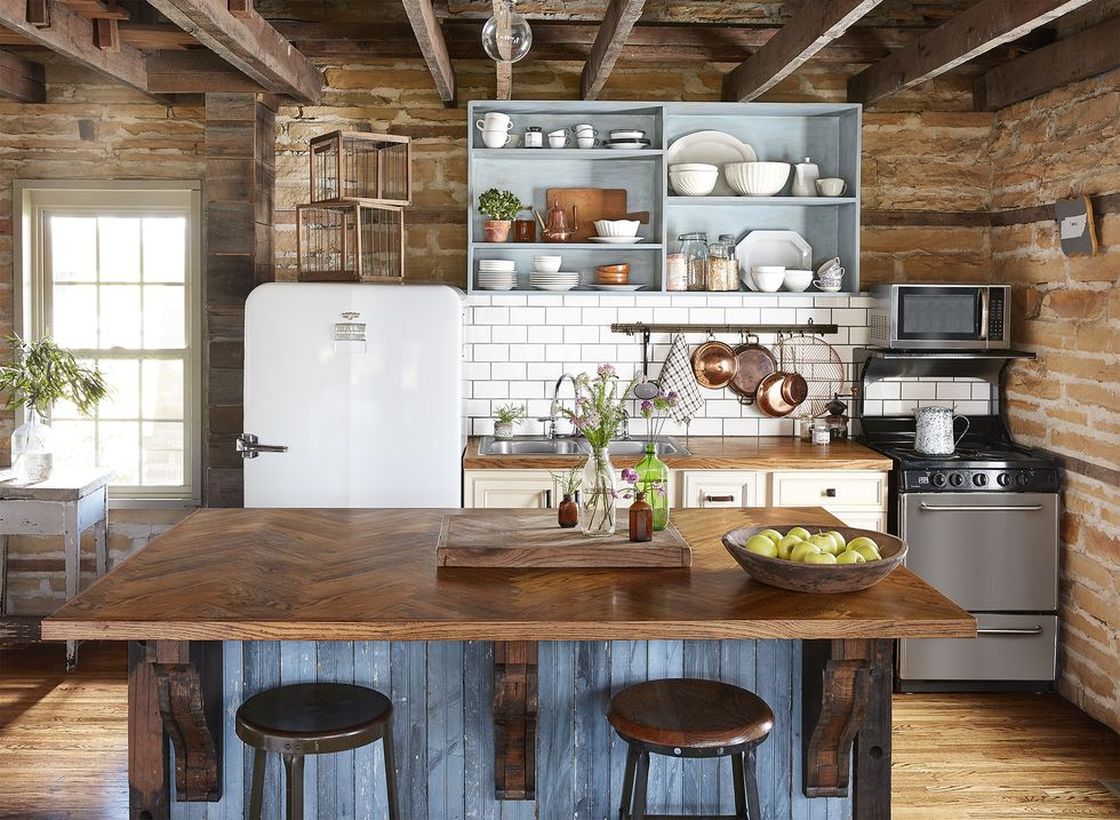 Shiny-wooden-countertop-and-kitchen-island