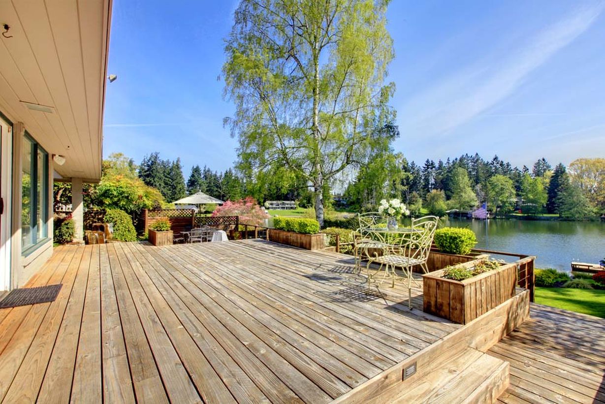 Simple-decoration-for-your-backyard-patio-deck-with-white-iron-chairs-and-round-tables-for-inspiration