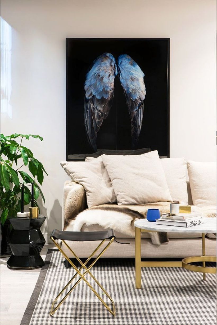 Simple-living-room-design-with-white-sofas-round-iron-coffee-tables-and-indoor-plants-to-create-create-a-cool-atmosphere-in-the-small-space