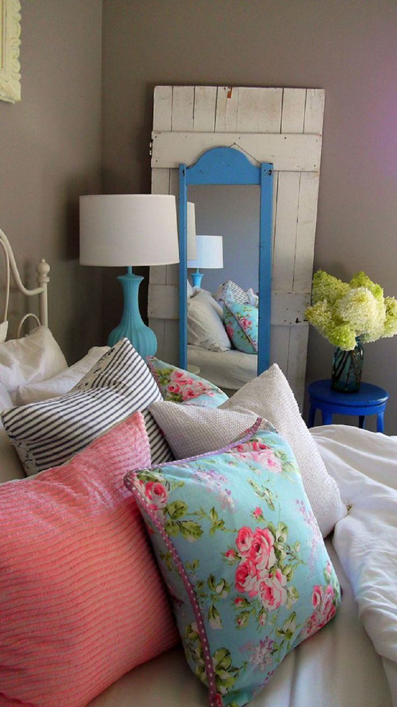 Vintage-bedroom-design-with-wooden-mirror-frames-and-rustic-round-chairs-to-store-house-plants-to-create-a-different-atmosphere