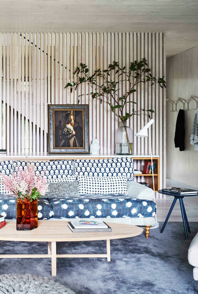 White-wooden-round-coffee-table-and-small-table-to-store-book