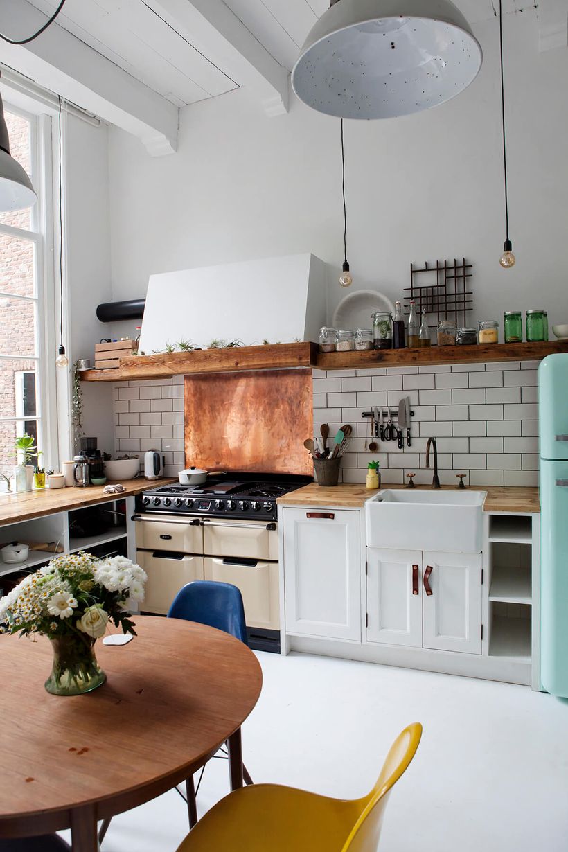 Wooden-countertop-and-long-wooden-hanging-rack-to-store-a-variety-of-jars-to-store-kitchen-spices