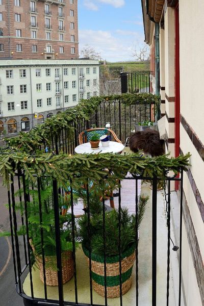 A-simple-greens-garland-the-decoration-is-kept-minimal-in-this-idea-just-an-evergreen-island-is-doing-wonders-here.