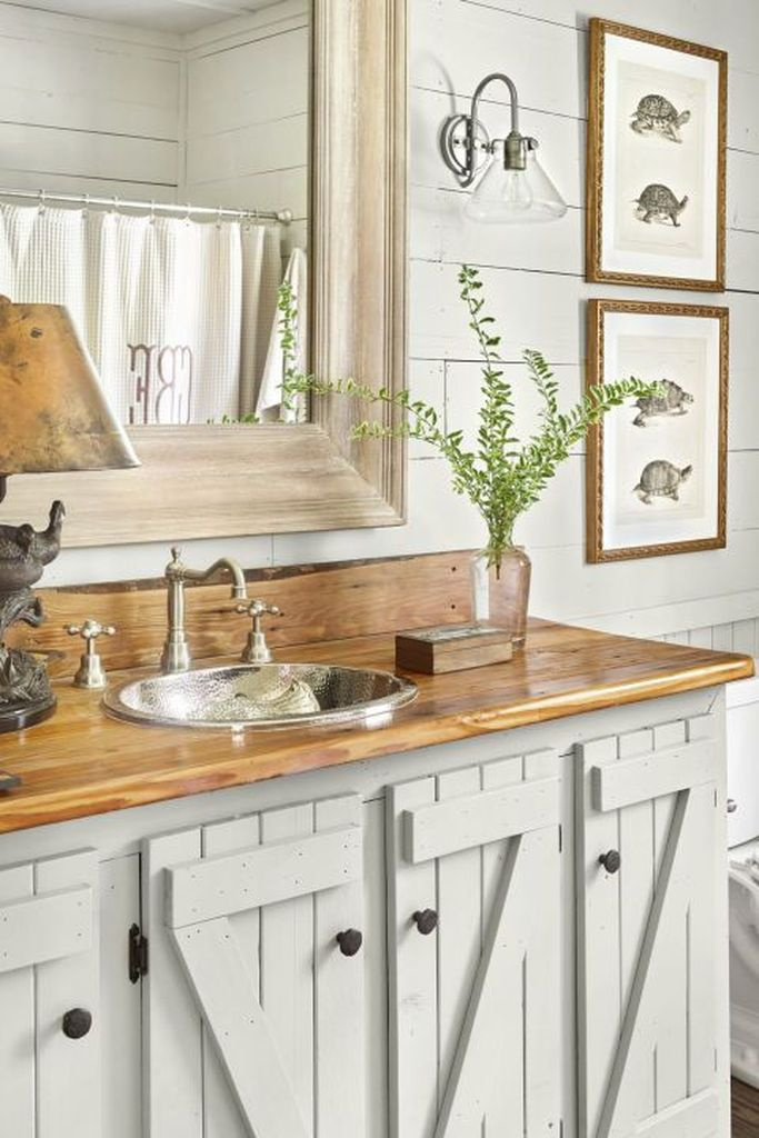Bathroom design wirh wooden cabinets