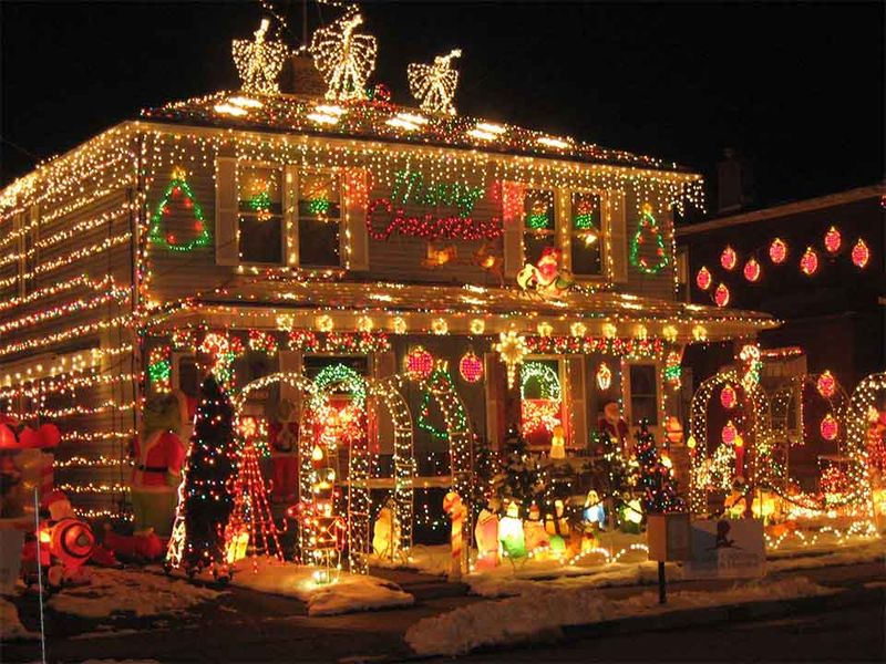 Beautiful-christmas-lights-on-house