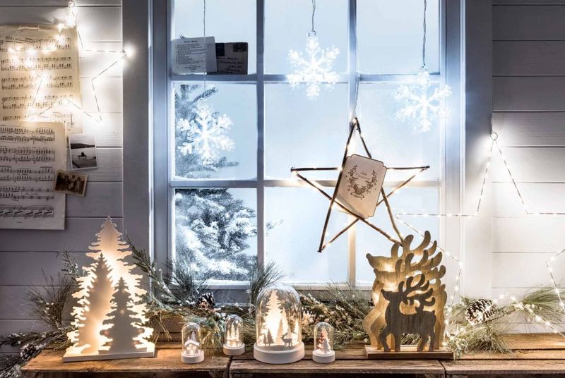 Christmas-window-lights-decoration-ideas-1-1024x686