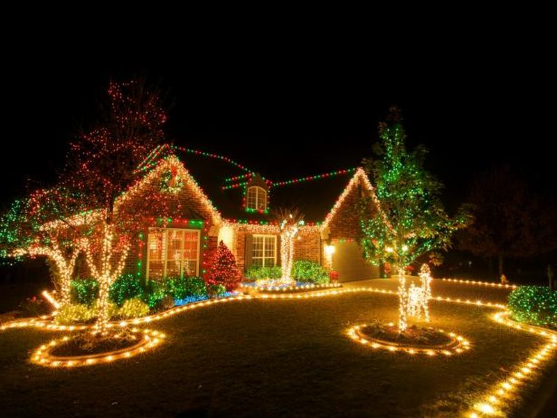 Christmas-lighting-properly-so-your-joy-lasts-the-whole-season.