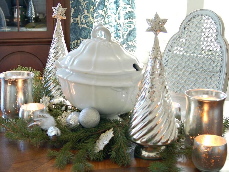 Classic-silver-and-white-centerpiece.