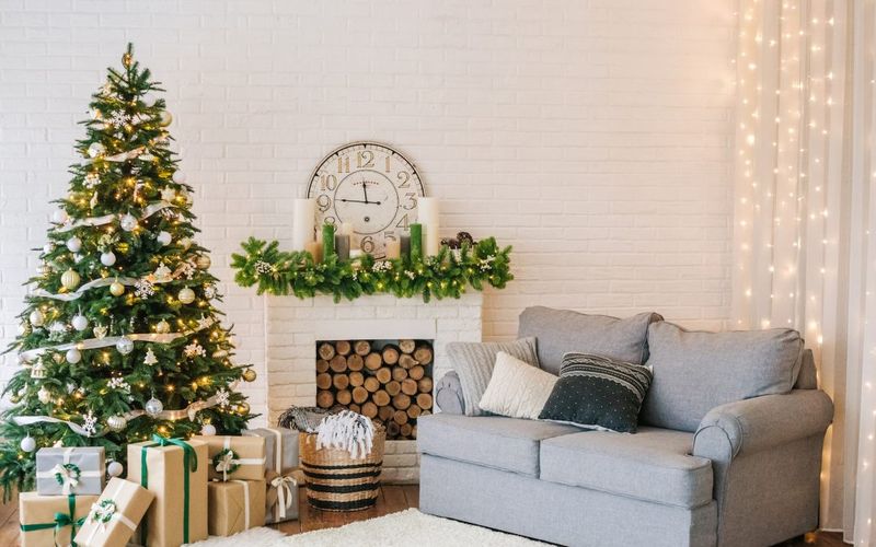Decorating-for-a-particular-season-might-seem-limited.-traditionally-winter-decor-especially-christmas-decorations-boasts-bright-reds-and-greens.