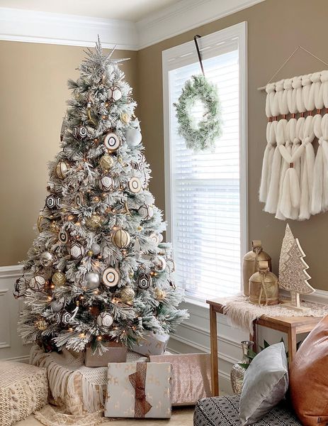 Eclectic-rustic-bohemian-style-flocked-chrismtas-tree