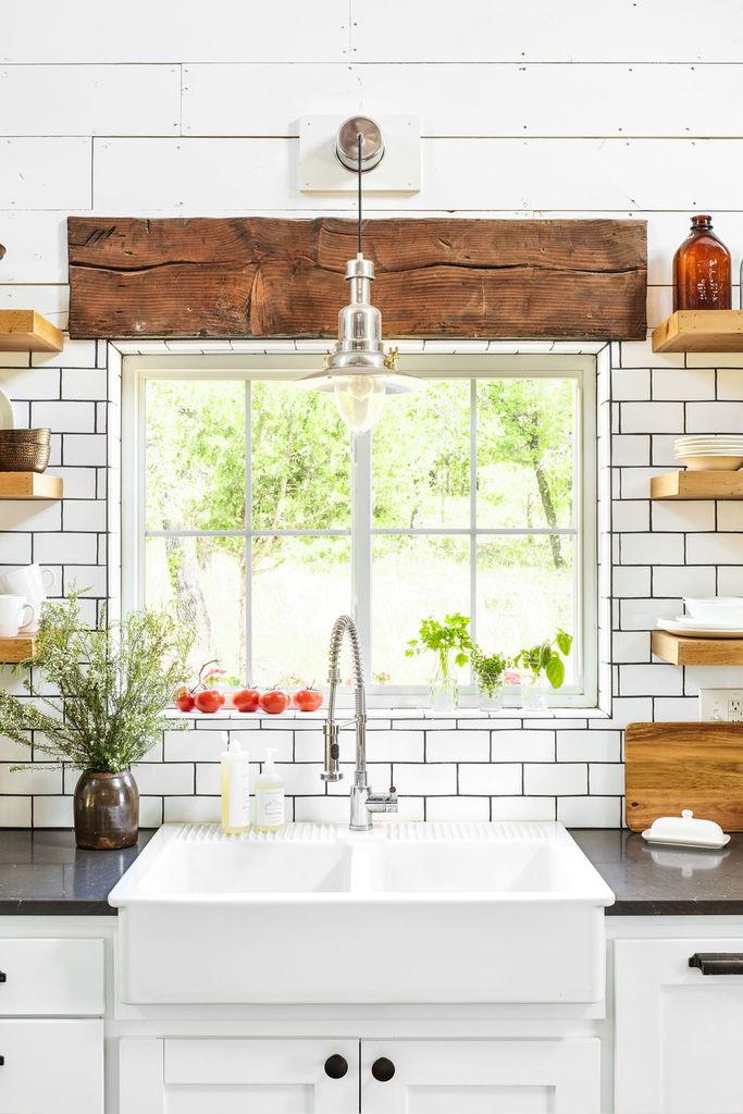 Farmhouse kitcehn design with farmhouse sink
