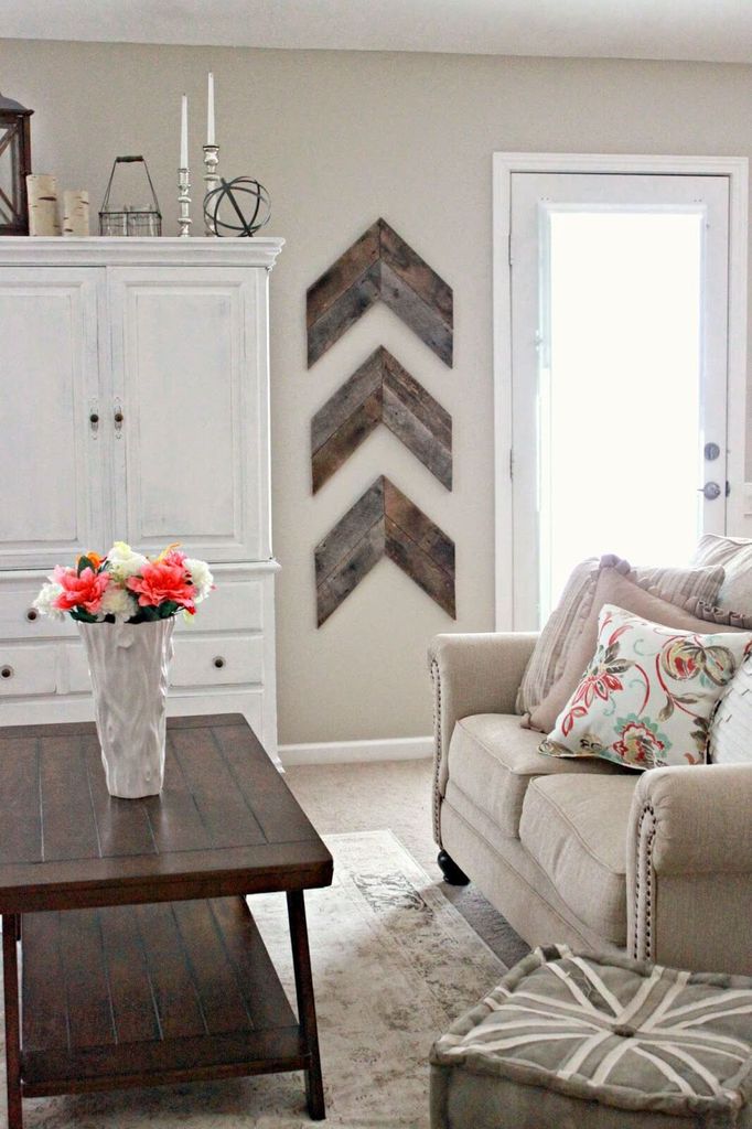 Farmhouse-living-room-decoration-with-barnwood-chevron-accent-wall-decor-to-make-more-an-elegant-your-living-room