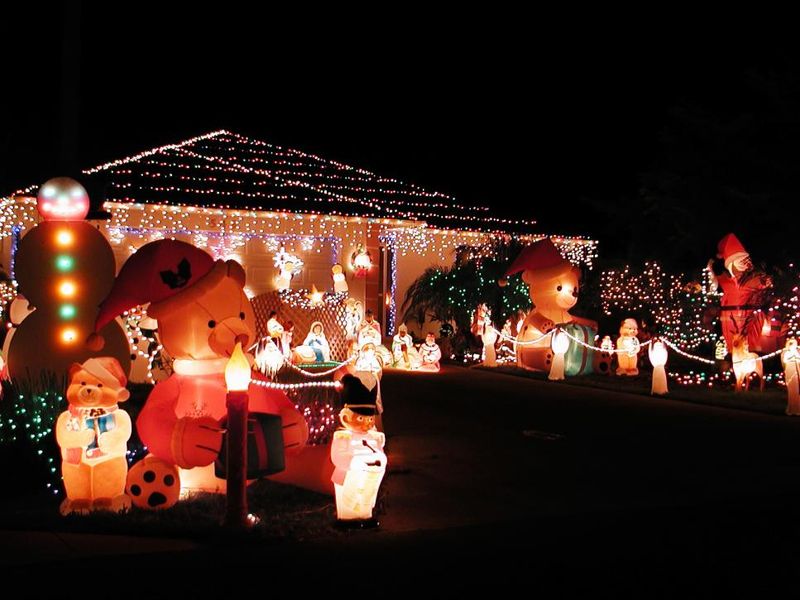 Giant-teddy-bears-toy-soldiers-and-other-classic