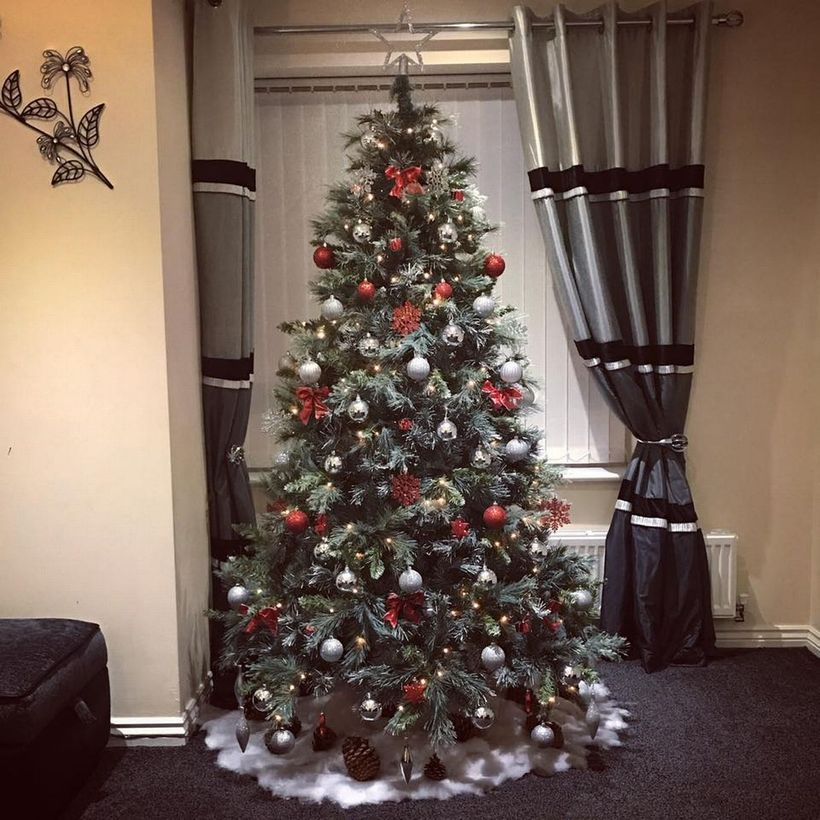 Green chrismast tree with white and red round ornament