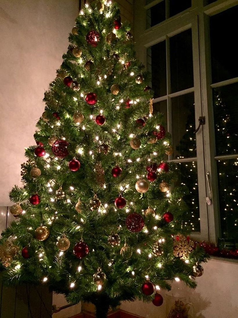 Green chrismast with red roun orament and light
