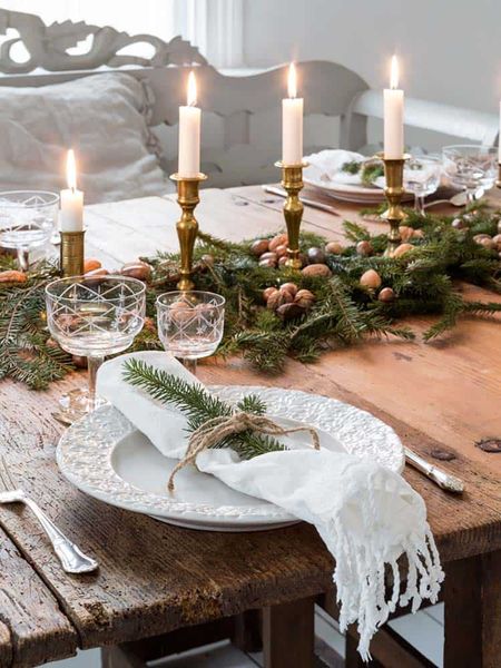 Lights-run-right-through-illuminating-the-centerpiece.