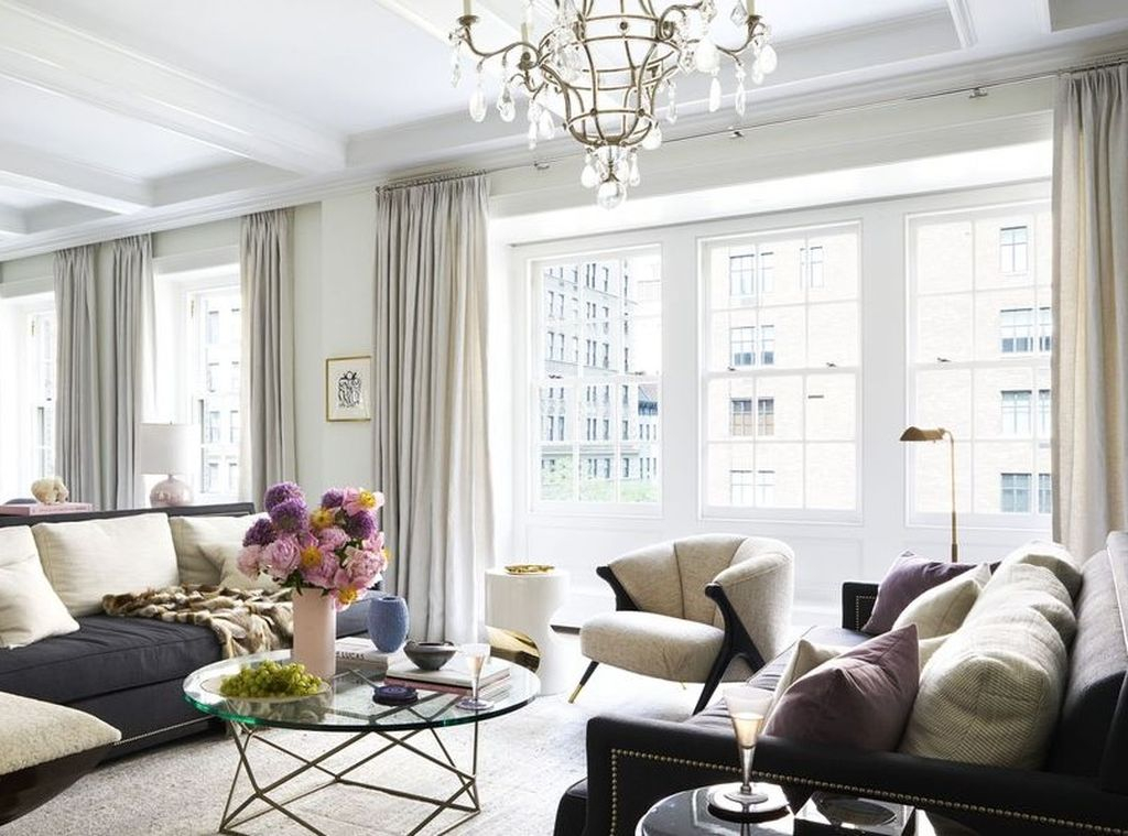 Living room in white with dark furniture