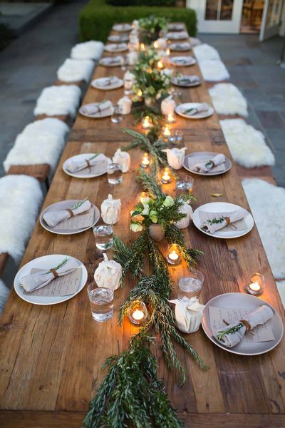 Loving-this-gold-and-black-themed-table.