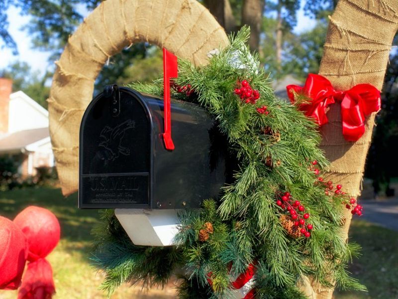 Mailbox-garland-for-winter-front-yard