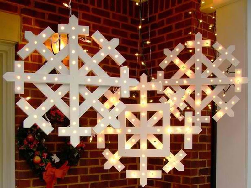 Make-a-bunch-of-these-snowflakes-and-hang-them-from-your-front-porch-from-the-eaves-of-your-home-or-from-tree-branches.-this-is-a-perfect-project-for-a-beginner-woodworker.